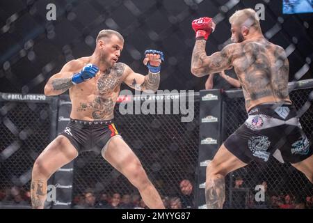 LOS ANGELES, CA - 4 FEBBRAIO: (L-R) Brennan Ward batte Sabah Hamasi nella loro battaglia di pesi Welterweight durante l'evento Bellator 290 al Forum del 4 febbraio 2023 a Los Angeles, CA, USA. (Foto di Matt Davies/PxImages) Foto Stock