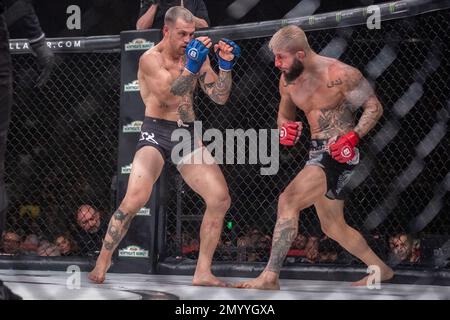 LOS ANGELES, CA - 4 FEBBRAIO: (L-R) Brennan Ward batte Sabah Hamasi nella loro battaglia di pesi Welterweight durante l'evento Bellator 290 al Forum del 4 febbraio 2023 a Los Angeles, CA, USA. (Foto di Matt Davies/PxImages) Foto Stock