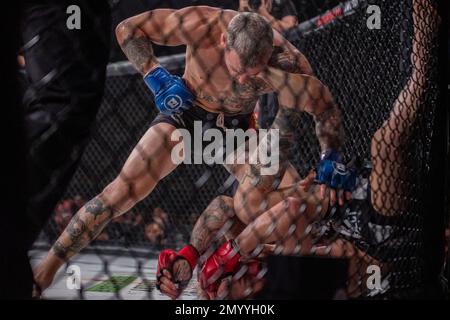 LOS ANGELES, CA - 4 FEBBRAIO: (L-R) Brennan Ward prende il pugno di Sabah Hamasi nella loro battaglia di pesi Welterweight durante l'evento Bellator 290 al Forum del 4 febbraio 2023 a Los Angeles, CA, USA. (Foto di Matt Davies/PxImages) Foto Stock