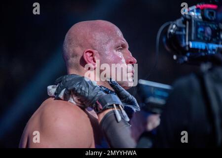 LOS ANGELES, CA - 4 FEBBRAIO: Fedor Emelianenko si prepara a combattere Ryan Bader nella loro lotta di peso maggiore durante l'evento Bellator 290 al Forum del 4 febbraio 2023 a Los Angeles, CA, USA. (Foto di Matt Davies/PxImages) Foto Stock