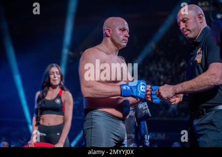 LOS ANGELES, CA - 4 FEBBRAIO: Fedor Emelianenko si prepara a combattere Ryan Bader nella loro lotta di peso maggiore durante l'evento Bellator 290 al Forum del 4 febbraio 2023 a Los Angeles, CA, USA. (Foto di Matt Davies/PxImages) Foto Stock