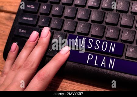Cartello che mostra il piano della lezione. Approccio aziendale Descrizione dettagliata del corso di istruzione da parte dell'insegnante Foto Stock