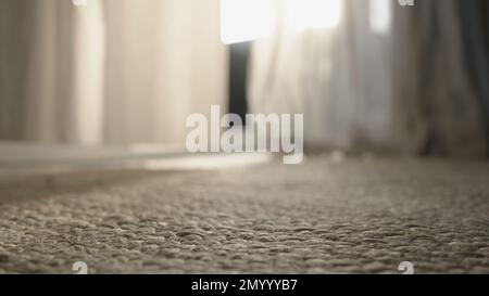 Sfondo interno di tende ondeggianti con luce del sole mattutino, foto ampia Foto Stock