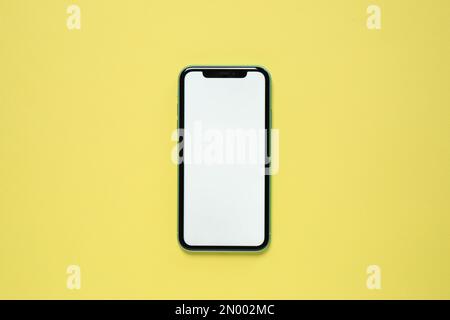 MYKOLAIV, UCRAINA - 07 LUGLIO 2020: IPhone 11 su sfondo giallo, vista dall'alto. Modello per il design Foto Stock