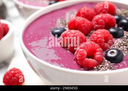 Delizioso frullato di acai con lamponi e semi di chia in ciotola, primo piano Foto Stock