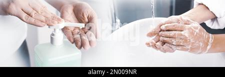 Arrestare la diffusione del coronavirus. Persone che utilizzano igienizzatore e lavano le mani per prevenire la contaminazione, banner design Foto Stock