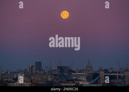 Londra, Regno Unito. 5th febbraio 2023. UK Weather: Moonset sopra la città vede un 99,4% Waxing Gibbous luna impostazione sopra la Cattedrale di San Paolo le prime ore della Domenica mattina che si muove in una direzione nord-ovest. Credit: Guy Corbishley/Alamy Live News Foto Stock