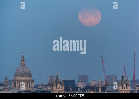 Londra, Regno Unito. 5th febbraio 2023. UK Weather: Moonset sopra la città vede un 99,4% Waxing Gibbous luna impostazione sopra la Cattedrale di San Paolo le prime ore della Domenica mattina che si muove in una direzione nord-ovest. Credit: Guy Corbishley/Alamy Live News Foto Stock