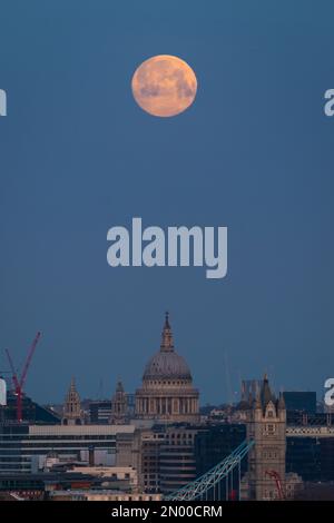 Londra, Regno Unito. 5th febbraio 2023. UK Weather: Moonset sopra la città vede un 99,4% Waxing Gibbous luna impostazione sopra la Cattedrale di San Paolo le prime ore della Domenica mattina che si muove in una direzione nord-ovest. Credit: Guy Corbishley/Alamy Live News Foto Stock