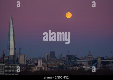 Londra, Regno Unito. 5th febbraio 2023. UK Weather: Moonset sopra la città vede un 99,4% Waxing Gibbous luna impostazione nelle prime ore di Domenica mattina muoversi in una direzione nord-ovest. Shard grattacielo e St. Edifici della Cattedrale di Paul's entrambi in vista. Credit: Guy Corbishley/Alamy Live News Foto Stock