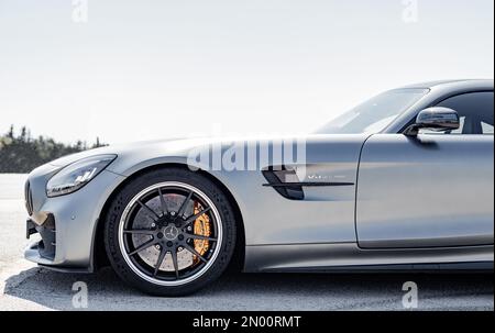 Calafat, Spagna, 18 aprile 2021: Dettaglio vista laterale di una mercedes benz AMG GT R, parcheggiata nell'area d'attesa prima di partire per il circuito. Rall supercar Foto Stock