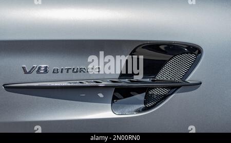 Calafat, Spagna, 18 aprile 2021: Dettaglio di progettazione di una presa di ventilazione laterale di una mercedes benz AMG GT R, parcheggiata nell'area di attesa prima della partenza Foto Stock