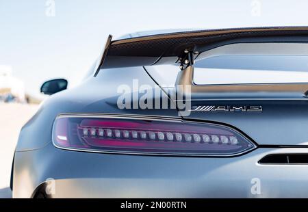 Calafat, Spagna, 18 aprile 2021: Vista posteriore dettaglio di una mercedes benz AMG GT R, parcheggiata in zona d'attesa prima di partire per il circuito. Rall supercar Foto Stock