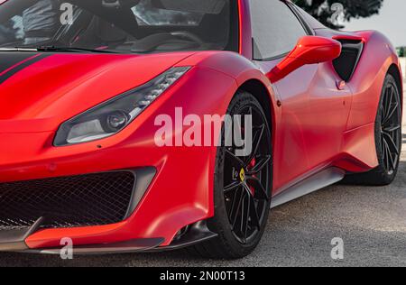 Calafat, Spagna, 18 aprile 2021: Vista laterale e frontale di una Ferrari rossa 488 pista Spider, parcheggiata nell'area d'attesa prima di partire per il circuito. Supe Foto Stock