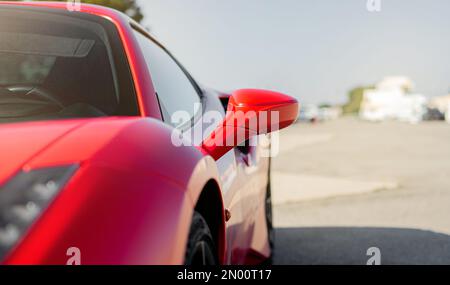 Calafat, Spagna, 18 aprile 2021: Dettaglio dello specchio retrovisore di una Ferrari 488 rossa pista Spider, parcheggiata nell'area d'attesa prima di partire per t Foto Stock