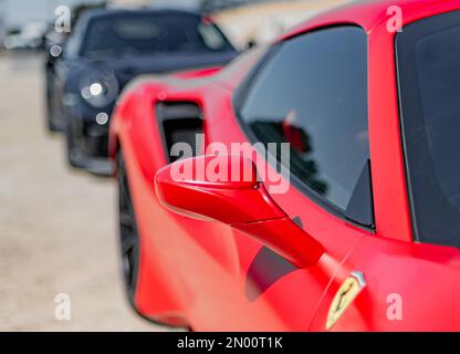 Calafat, Spagna, 18 aprile 2021: Vista laterale e frontale dettaglio dello specchio retrovisore di una Ferrari 488 rossa pista Spider, parcheggiata nell'area d'attesa befor Foto Stock