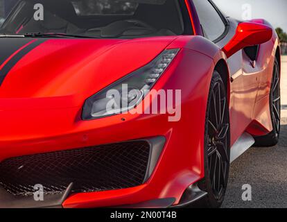 Calafat, Spagna, 18 aprile 2021: Vista di dettaglio laterale e frontale di una Ferrari rossa 488 pista Spider, parcheggiata nell'area d'attesa prima di partire per il circuito Foto Stock
