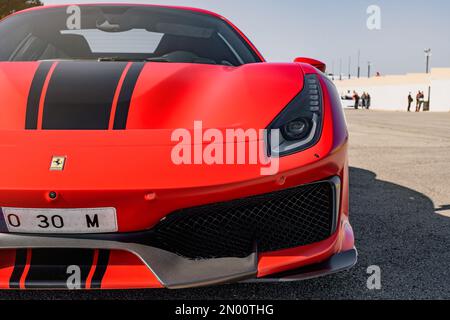Calafat, Spagna, 18 aprile 2021: Vista frontale dettaglio di una Ferrari rossa 488 pista Spider, parcheggiata nella zona d'attesa prima di partire per il circuito. Superc Foto Stock
