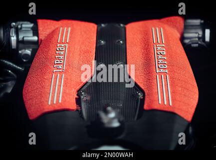 Calafat, Spagna, 18 aprile 2021: Vista in alto dettaglio di un motore della Ferrari 488 pista Spider parcheggiato nell'area d'attesa prima di uscire sul circuito. SUP Foto Stock