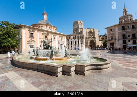 VALENCIA, SPAGNA - 18 GIUGNO 2015: Vista di Plaza de la Virgen (Sqaure della Vergine) e Fontana Rio Turia a Valencia, Spagna Foto Stock