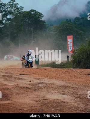 Pahang, Malesia - 24 settembre 2022 Enduro bike rider in azione sul terreno sabbioso durante la pratica. Foto Stock