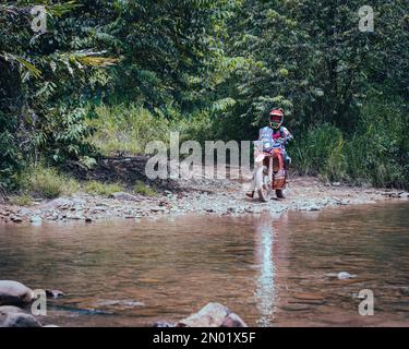 Pahang, Malesia - 24 settembre 2022 posto a sedere motociclista su Offroad enduro attraverso il fiume durante la pratica. Foto Stock