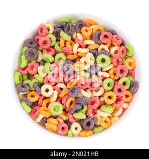Deliziosi e nutrienti cicli di cereali alla frutta multicolori aromatizzati su sfondo bianco, sana e divertente aggiunta alla colazione per bambini Foto Stock