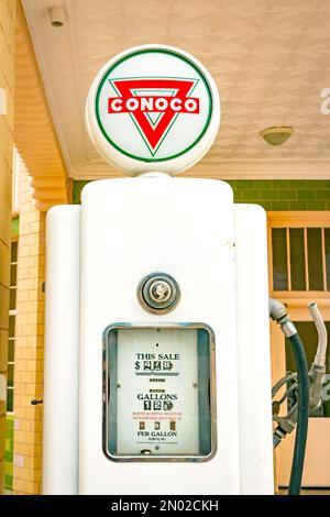 Pompa di benzina conoco vintage presso la stazione di servizio u drop inn di shamrock texas sulla Route 66 ispirazione per il film Pixar Cars Foto Stock