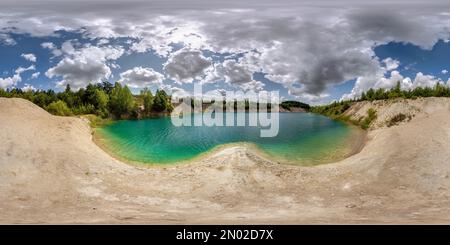 Visualizzazione panoramica a 360 gradi di panorama sferico hdri completamente senza cuciture angolo di 360 gradi sulla costa calcarea di enorme lago verde o fiume vicino alla pineta con soffici nuvole in posizione unica