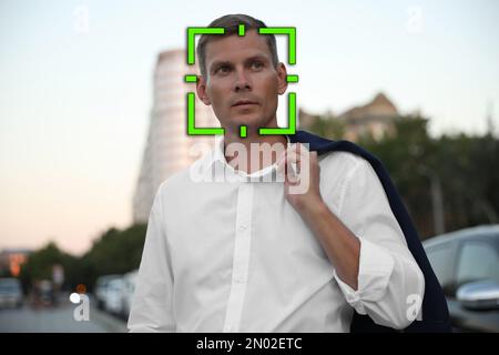 Sistema di riconoscimento facciale che identifica l'uomo sulla strada cittadina Foto Stock