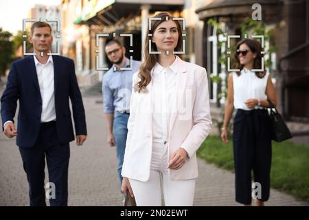 Sistema di riconoscimento facciale che identifica le persone sulla strada cittadina Foto Stock