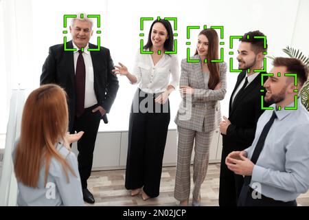 Sistema di riconoscimento facciale che identifica le persone durante una riunione d'affari Foto Stock