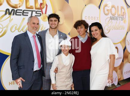 BEVERLY HILLS, CALIFORNIA - Febbraio 04: Ezra Frech (2nd da L} e la famiglia partecipano al Gold Meets 2023 Golden 10th Anniversary Year Event in Virginia Foto Stock