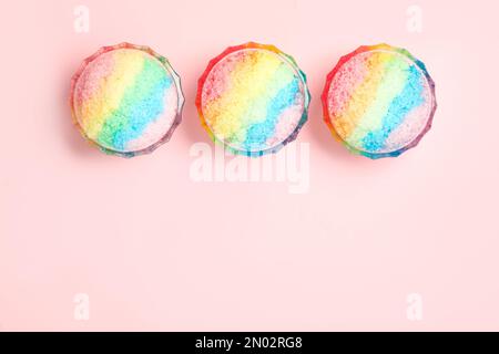 Rasatore di ghiaccio arcobaleno in ciotole di vetro da dessert su sfondo chiaro, piatto. Spazio per il testo Foto Stock