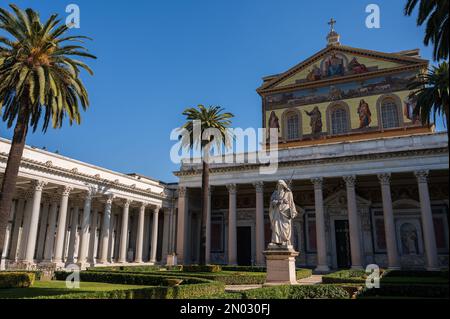 La Basilica Papale di San Paolo fuori le Mura è una delle quattro basiliche papali di Roma. Sorge lungo la Via Ostiense, nel quartiere del Foto Stock