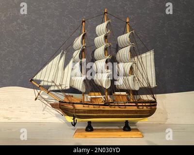 Vintage Barca a vela modello in legno ancora vita Foto Stock