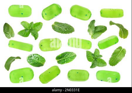 Set di caramelle alla menta dure e foglie verdi su sfondo bianco Foto Stock