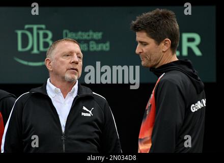 Treviri, Germania. 04th Feb, 2023. Tennis, uomini: Davis Cup - turno di qualificazione, qualifiche, Germania - Svizzera; Boris Becker (l) parla con il team manager Michael Kohlmann. Credit: Harald Tittel/dpa/Alamy Live News Foto Stock
