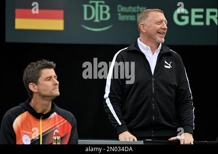 Treviri, Germania. 04th Feb, 2023. Tennis, uomini: Davis Cup - turno di qualificazione, qualifiche, Germania - Svizzera; Boris Becker sorride alla presenza del team manager Michael Kohlmann (l). Credit: Harald Tittel/dpa/Alamy Live News Foto Stock