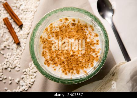 Il budino di riso è un tipico dessert della gastronomia di molti paesi, fatto cucinando lentamente budino di riso e zucchero. Foto Stock