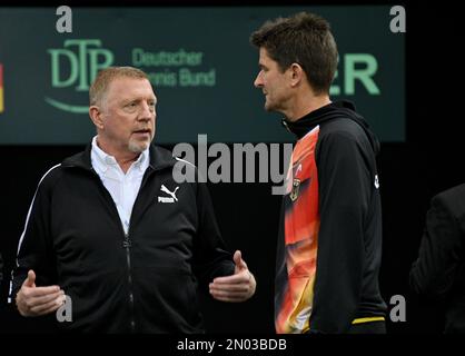 Treviri, Germania. 04th Feb, 2023. Tennis, uomini: Davis Cup - turno di qualificazione, qualifiche, Germania - Svizzera; Boris Becker (l) parla con il team manager Michael Kohlmann. Credit: Harald Tittel/dpa/Alamy Live News Foto Stock