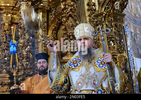 Serhii Petrovych Dumenko, Metropolita Epifania, Capo della Chiesa Ucraina, conduce un servizio in occasione del quarto anniversario della sua intronizzazione nella Cattedrale di S. Sofia di Kyiv. Serhii Petrovych Dumenko, Metropolita Epiphanius, Capo della Chiesa Ucraina, conduce il servizio tra i sacerdoti in occasione del quarto anniversario della sua intronizzazione nella Cattedrale di S. Sofia di Kyiv. Durante l'unificazione della cattedrale, il 15 dicembre 2018, il Metropolita Epifania di Pereyaslav e Bylotserkiv fu eletto capo della Chiesa Ortodossa dell'Ucraina. (Foto di Foto Stock