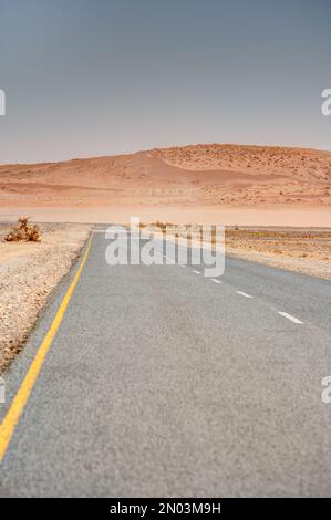 C19 strada in Namibia, tra Maltahohe e Sesriem Foto Stock