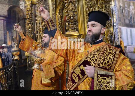 3 febbraio 2023: KYIV, UCRAINA - 2023/02/03: Sacerdoti durante il servizio divino in occasione dell'anniversario dell'entronizzazione del Primate - sua Beatitudine Metropolita di Kyiv e tutta l'Ucraina Epifania. Durante l'unificazione della cattedrale, il 15 dicembre 2018, il Metropolita Epifania di Pereyaslav e Bylotserkiv fu eletto capo della Chiesa Ortodossa dell'Ucraina. E fu lui che ricevette i tomi sull'autocefalia della Chiesa Ortodossa d'Ucraina il 6 gennaio dalle mani del Patriarca Ecumenico Bartolomeo. L'intronizzazione della testa dell'Orto locale autocefale Foto Stock