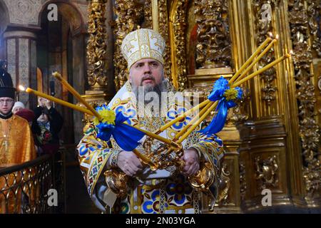 3 febbraio 2023: KYIV, UCRAINA - 2023/02/03: Serhii Petrovych Dumenko, Metropolita Epifania, Capo della Chiesa Ucraina, conduce un servizio in occasione del quarto anniversario della sua intronizzazione nella Cattedrale di S. Durante il consiglio di unificazione del 15 dicembre 2018, il Metropolita Epifania di Pereyaslav e di Bylotserkiv fu eletto capo della Chiesa Ortodossa dell'Ucraina. E fu lui che ricevette i tomi sull'autocefalia della Chiesa Ortodossa d'Ucraina il 6 gennaio dalle mani del Patriarca Ecumenico Bartolomeo. L'intronizzazione della testa dell'au Foto Stock