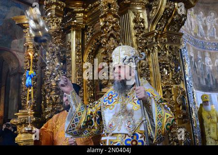 3 febbraio 2023: KYIV, UCRAINA - 2023/02/03: Serhii Petrovych Dumenko, Metropolita Epifania, Capo della Chiesa Ucraina, conduce un servizio in occasione del quarto anniversario della sua intronizzazione nella Cattedrale di S. Durante il consiglio di unificazione del 15 dicembre 2018, il Metropolita Epifania di Pereyaslav e di Bylotserkiv fu eletto capo della Chiesa Ortodossa dell'Ucraina. E fu lui che ricevette i tomi sull'autocefalia della Chiesa Ortodossa d'Ucraina il 6 gennaio dalle mani del Patriarca Ecumenico Bartolomeo. L'intronizzazione della testa dell'au Foto Stock