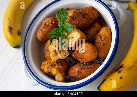 Frittelle preparate con farina e banana. Ricetta spagnola tradizionale Foto Stock