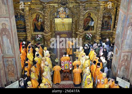 3 febbraio 2023: KYIV, UCRAINA - 2023/02/03: Serhii Petrovych Dumenko, Metropolita Epiphanius, Capo della Chiesa Ucraina, conduce il servizio tra i sacerdoti in occasione del quarto anniversario della sua intronizzazione nella Cattedrale di S. Sofia di Kyiv. Durante l'unificazione della cattedrale, il 15 dicembre 2018, il Metropolita Epifania di Pereyaslav e Bylotserkiv fu eletto capo della Chiesa Ortodossa dell'Ucraina. E fu lui che ricevette i tomi sull'autocefalia della Chiesa Ortodossa d'Ucraina il 6 gennaio dalle mani del Patriarca Ecumenico Bartolomeo. Il it Foto Stock