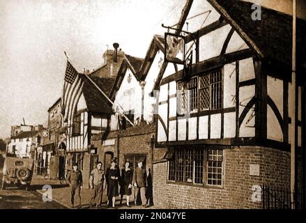 Pub e taverne inglesi - Una vecchia fotografia di circa 1940s lavoratori della Croce Rossa americana al di fuori del Cigno Bianco a Stratford su Avon.jpg - 2N047Y Foto Stock