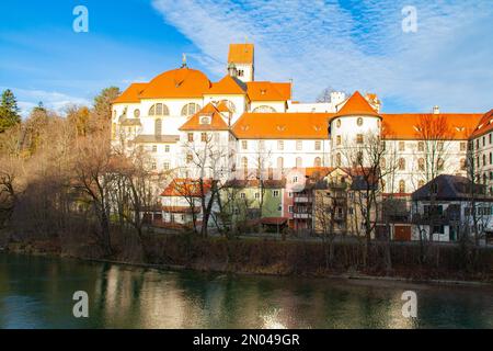 Fuessen, Germania - Gennaio 14th 2023: Famosa vista sul fiume Lech verso la storica cittadella Foto Stock